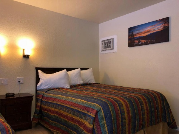 Cedar Inn & Suites image 11