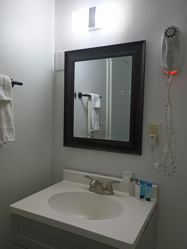 Cedar Inn & Suites image 7
